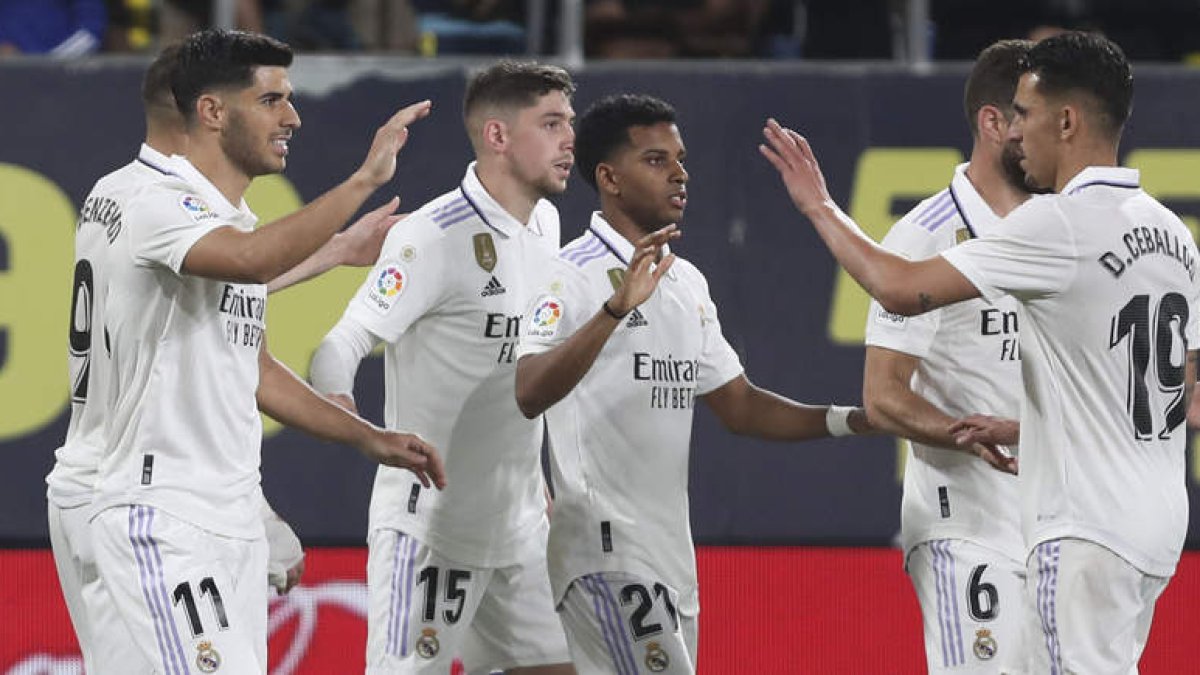 Asensio es felicitado por sus compañeros tras anotar el definitivo 0-2 para el Real Madrid. RÍOS