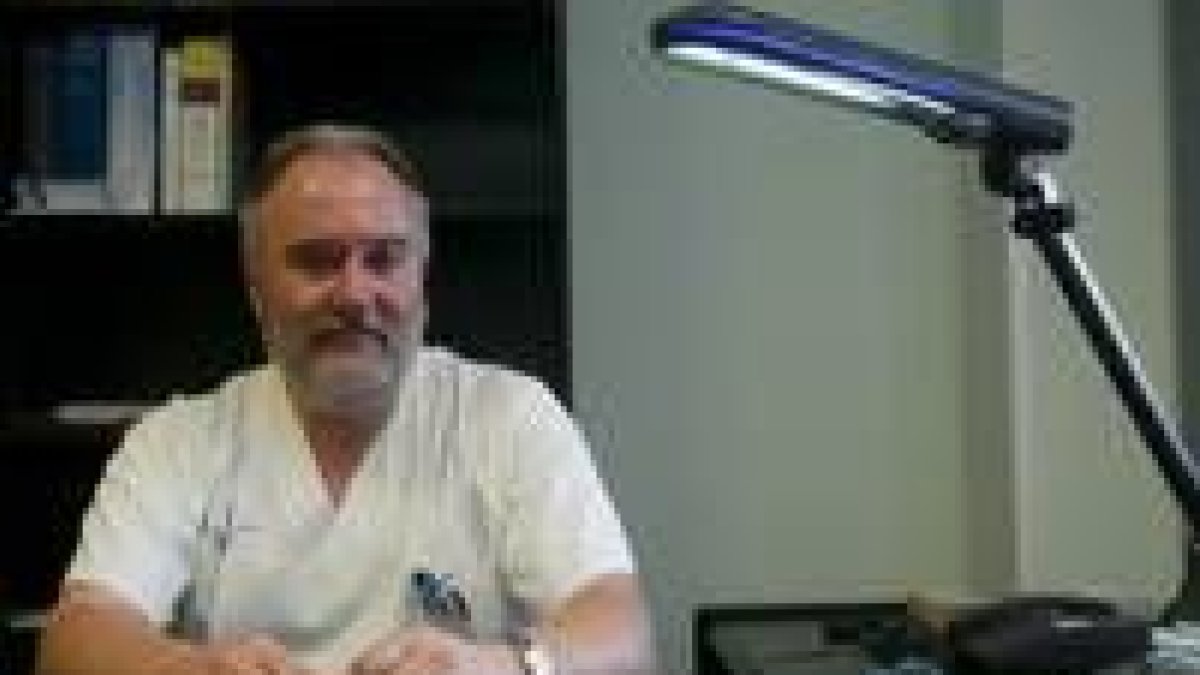 José Antonio Carro trata a pacientes con VIH en León desde 1985
