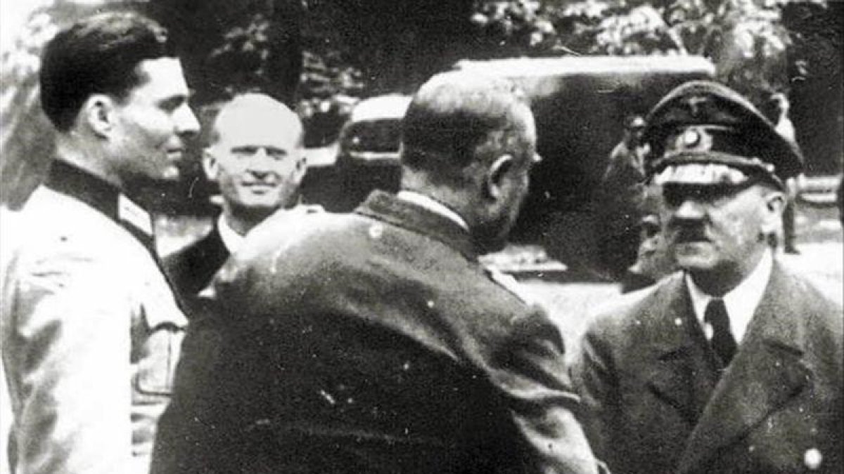 Stauffenberg (izquierda), el 15 de julio de 1944, cuando llevaba encima una bomba que al final decidió no detonar, junto al mariscal Keitel, que está saludando a Hitler.