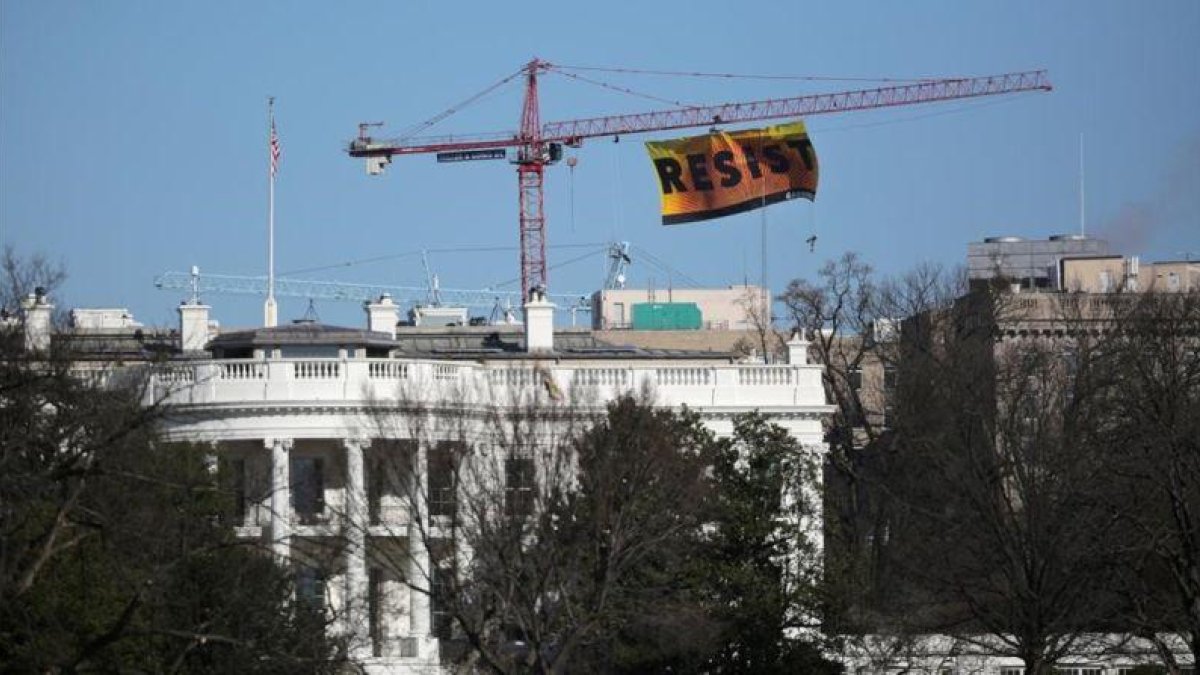 Imágenes de la bandera colgada por los ecologistas de Greenpeace en protesta contra las acciones de Trump.