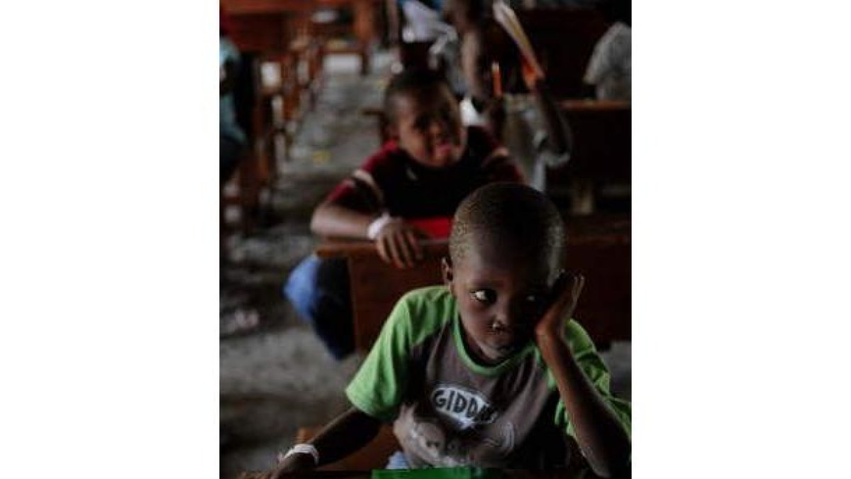 Un grupo de niños haitinos espera el inicio de las clases.
