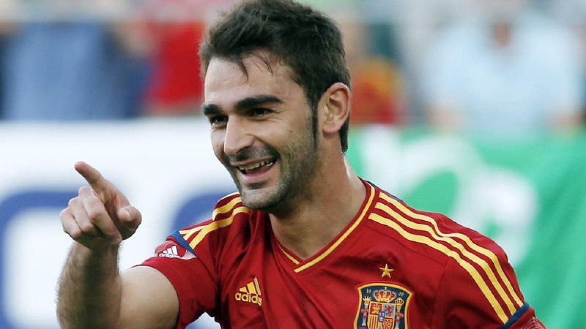 Adrián López celebra su gol, primero de España frente a la selección de Serbia.
