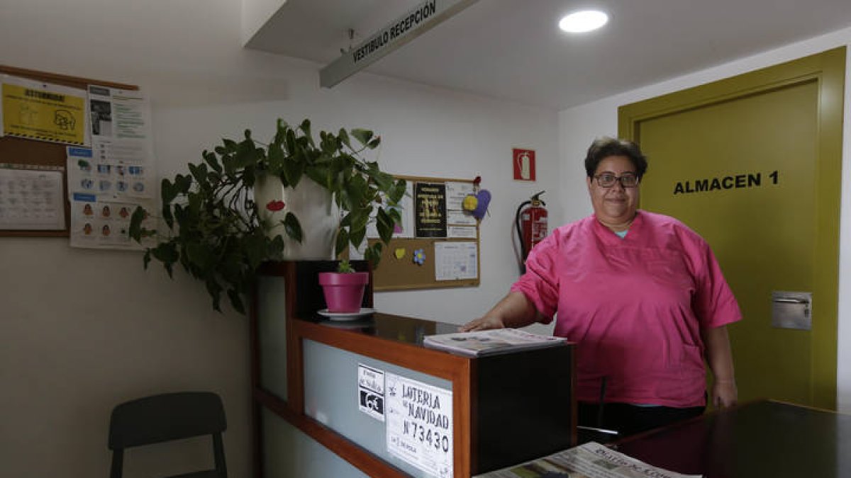 Toñi, en la recepción de la residencia de la Fundación Alfaem donde trabaja los fines de semana. FERNANDO OTERO