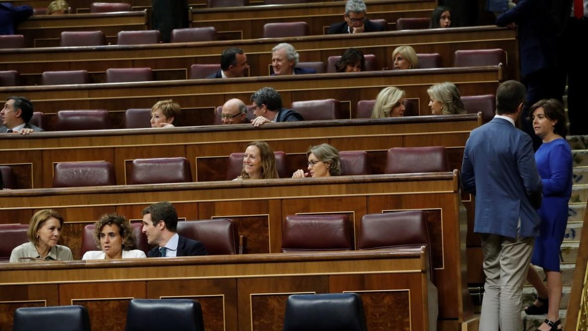 El presidente del Partido Popular, Pablo Casado , y las diputadas y exministras Dolores de Cospedal y Dolors Montserrat, en el Congreso de los Diputados.