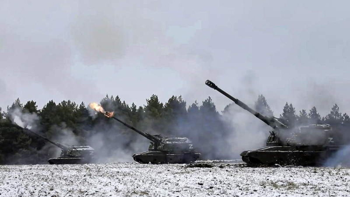Imágenes de tanques rusos disparando proyectiles. RUSSIAN DEFENSE HANDOUT