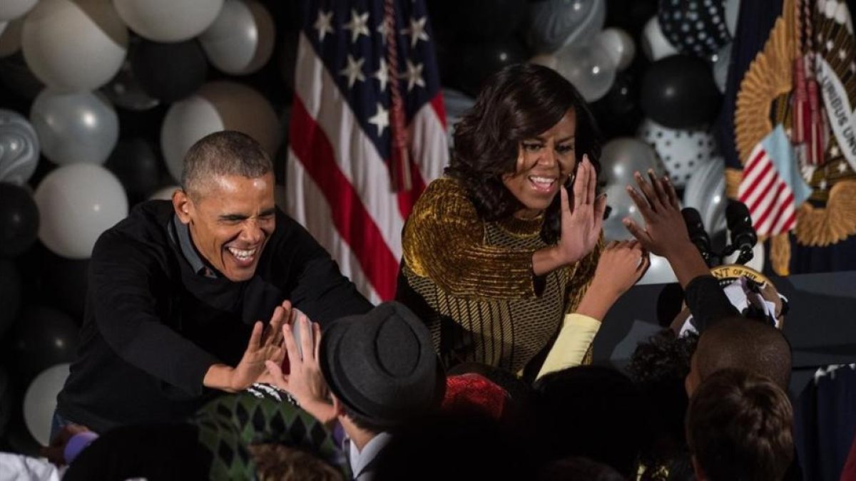 Obama y su mujer, Michelle, saludan a un grupo de niños en un evento por Halloween en la Casa Blanca, en Washington.