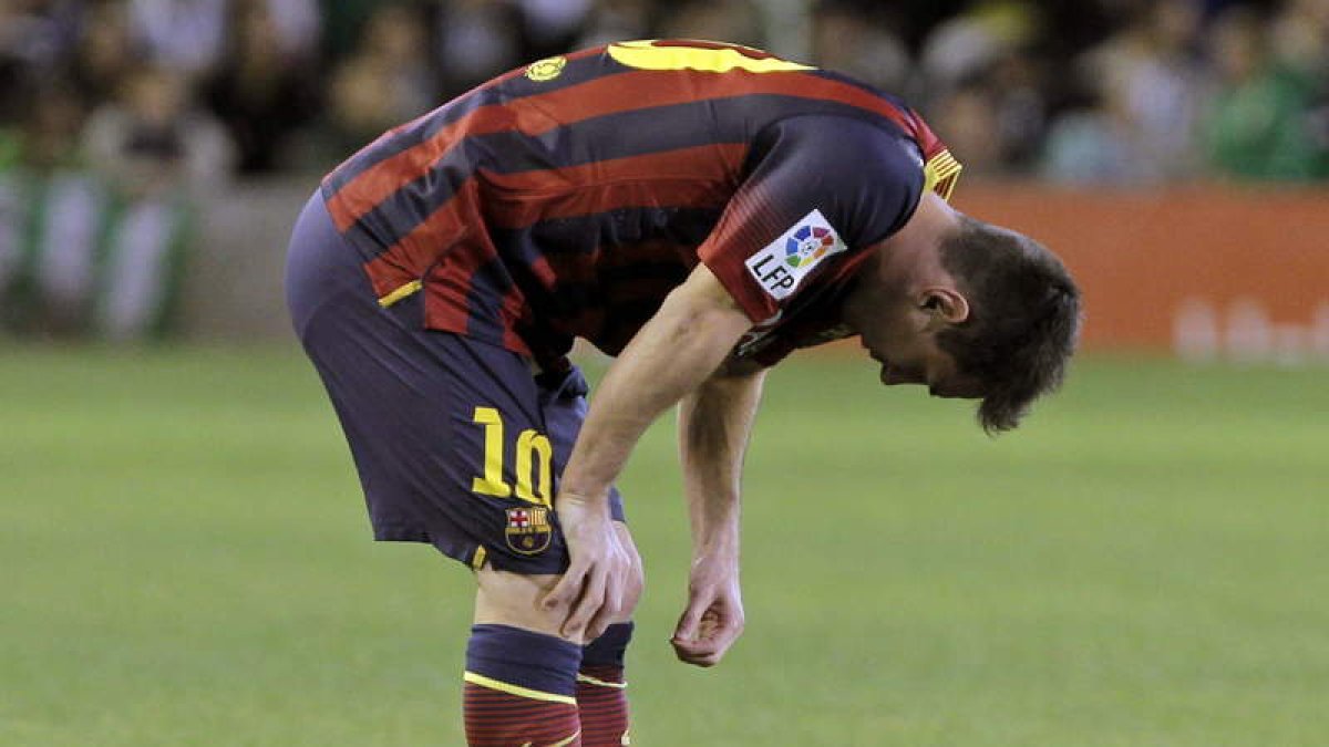 Leo Messi tras lesionarse en el partido ante el Real Betis que cerró la jornada el domingo.