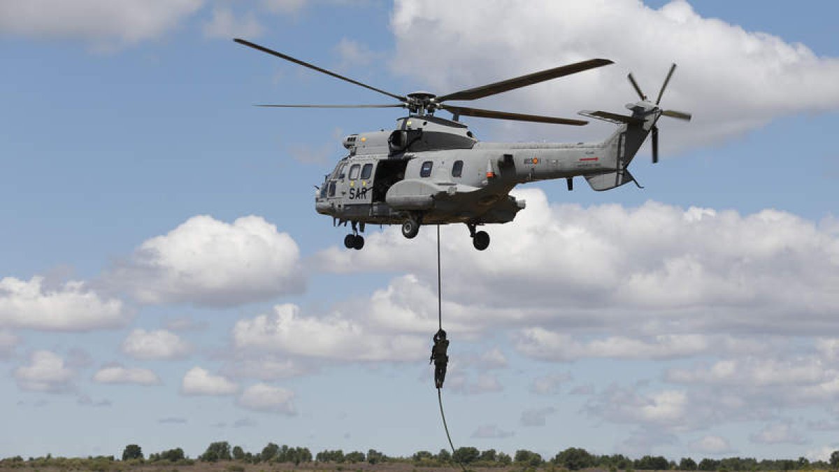 El miembros del MOE tomaron tierra tras descender por una cuerda del helicóptero. FERNANDO OTERO PERANDONES