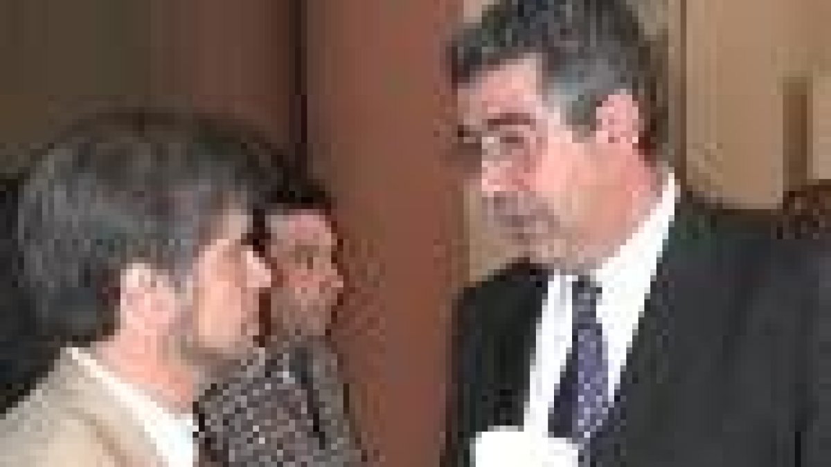 García Millán conversa con el alcalde, Vicente Cela, en su investidura