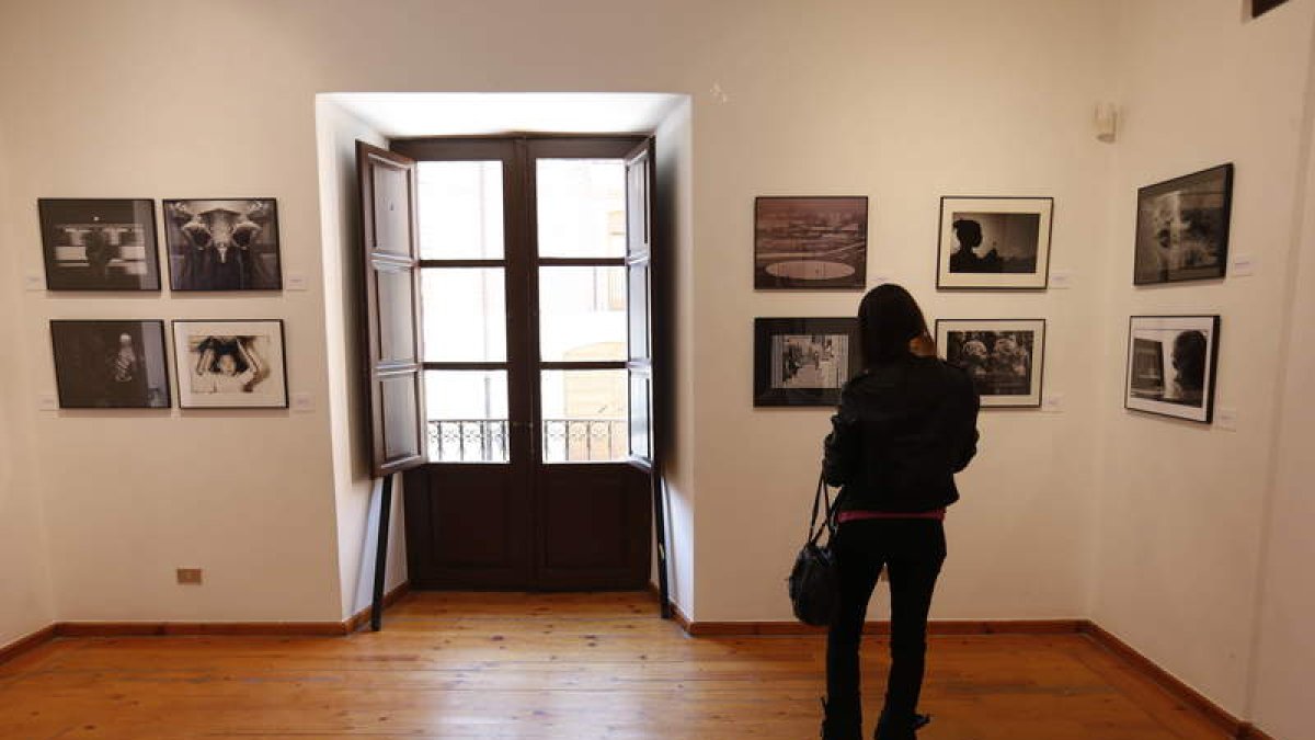 Una visitante admira algunas de las obras que pueden verse en la exposición