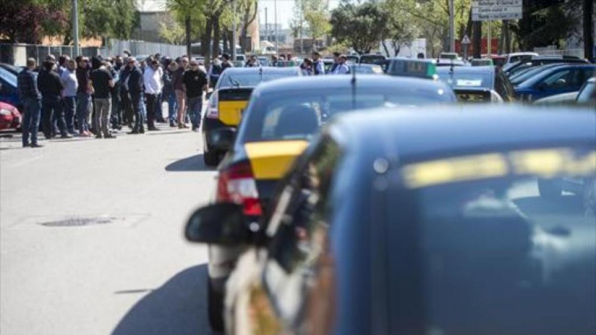 Protesta de taxistas ante la empresa de alquiler de vehículos con conductor Cabify en la Zona Franca, ayer.