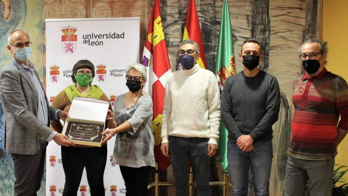 Entrega de la placa concedida a Agrele en San Isidro. DL