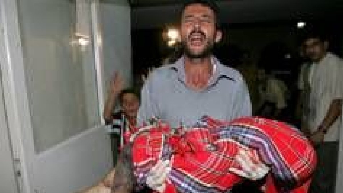 El padre de la niña de seis años entra en el hospital de Gaza con su cadáver