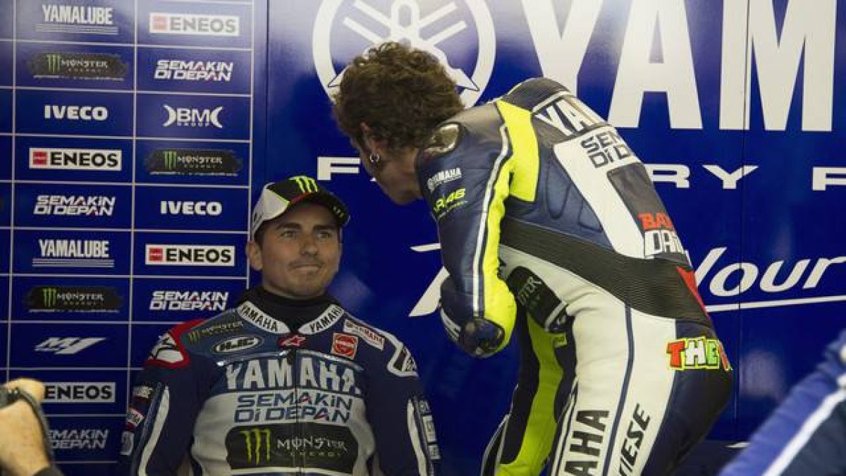 Rossi habla con Lorenzo, antes del ensayo matinal de hoy en Assen.