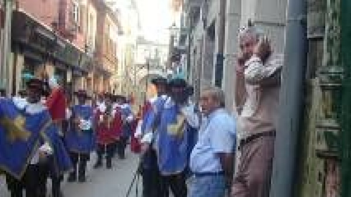 Los zuizones durante su recorrido por las calles de la localidad burgalesa de Medina de Pomar