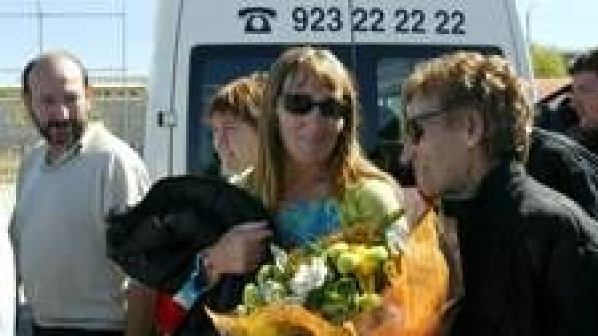 Mercedes Galdós (centro) recibe un ramo de flores a su salida de la cárcel de Topas, Salamanca