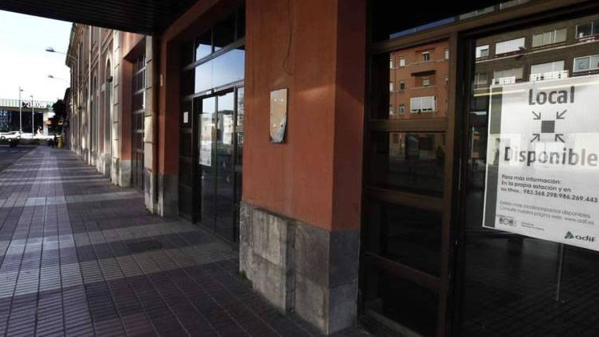 Los carteles que anuncian el arrendamiento de la estación histórica de trenes de León fueron colocados ayer.