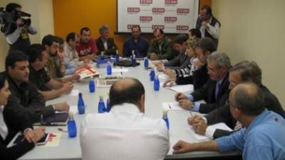 Representantes sindicales y políticos se reunieron ayer en la sede de Comisiones Obreras en Ponferra
