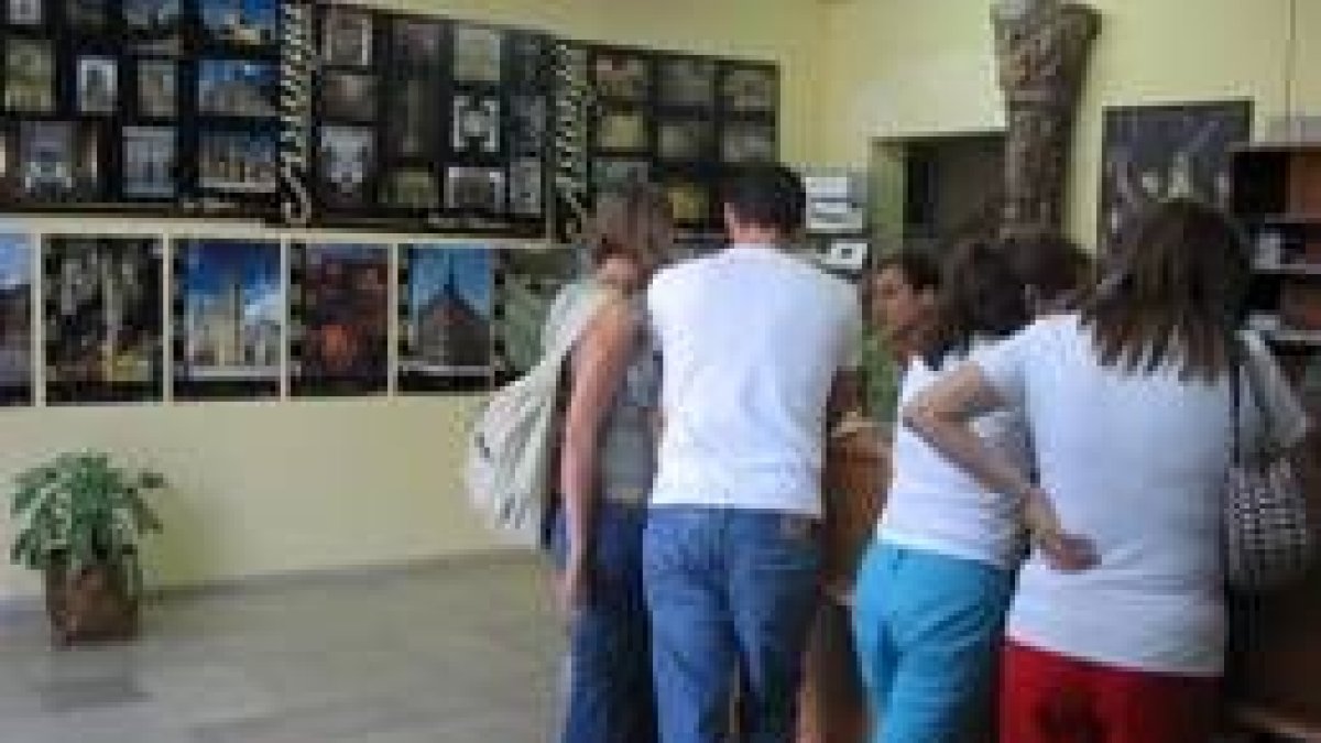 Varias personas realizan consultas en la oficina municipal de turismo en una imagen de archivo