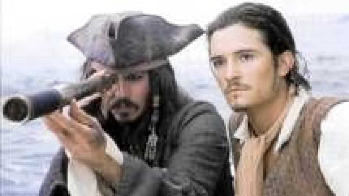 Johnny Deep y Orlando Bloom caracterizados como el capitán Sparrow y Will Turner