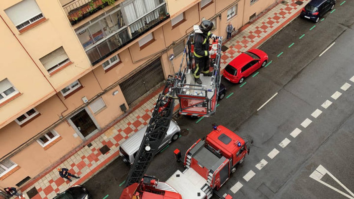 Imagen de archivo de una actuación de los bomberos en la calle Maestro Nicolás en 2019.