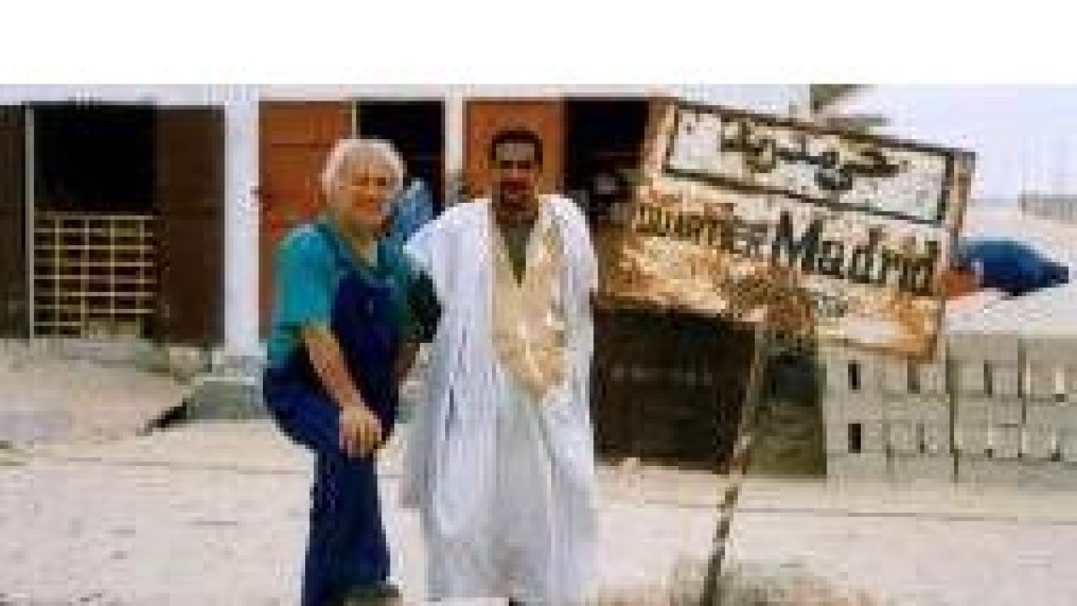 Miguel Yuma, el pedáneo de Villarbón, con su guía mauritano durante su estancia en Nouahdibou