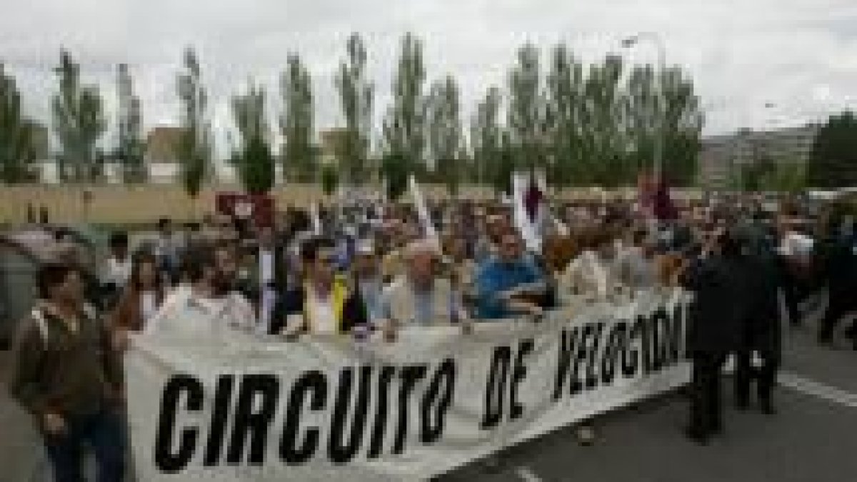 Los políticos bañezanos encabezaron la manifestación pro circuito celebrada en Valladolid