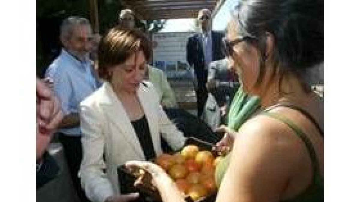 La ministra de Agricultura y Pesca recibió como obsequio una caja de tomates de Mansilla