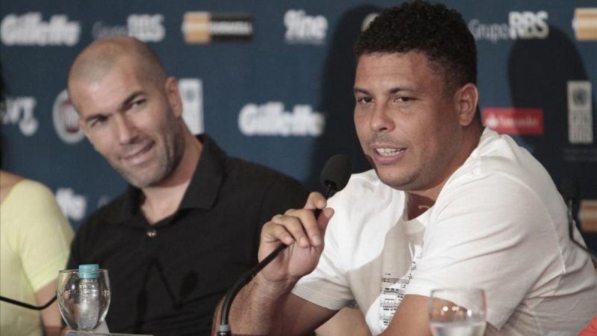 Ronaldo Nazario, junto a Zidane durante la presentación de un partido benéfico.