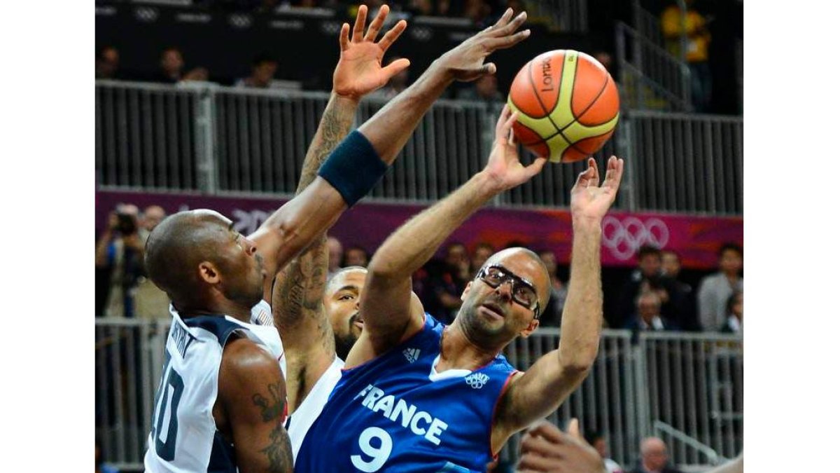 Kobe Bryant intimida al mejor jugador francés, Tony Parker.