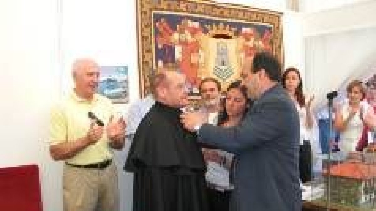 El alcalde de Riaño coloca la capa Cofradía Ternera de Riaño al investigador Evelio González