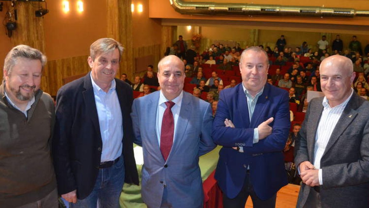 El viceconsejero Pedro Medina, en el centro, ayer en Valencia de Don Juan junto a los dirigentes de Asaja. MEDINA