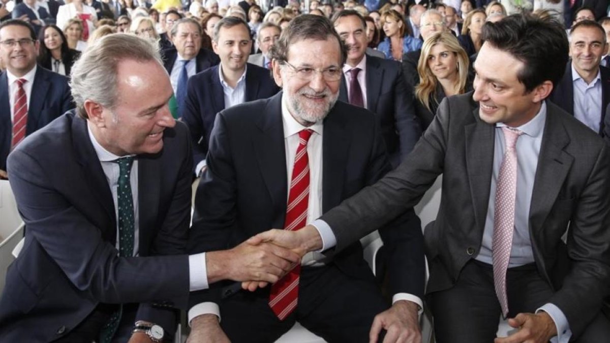 Vicente Betoret saluda al expresidente de la Comunidad Valenciana Alberto Fabra en presencia de Mariano Rajoy, el pasado mes de mayo, durante un acto del PP en Valencia.