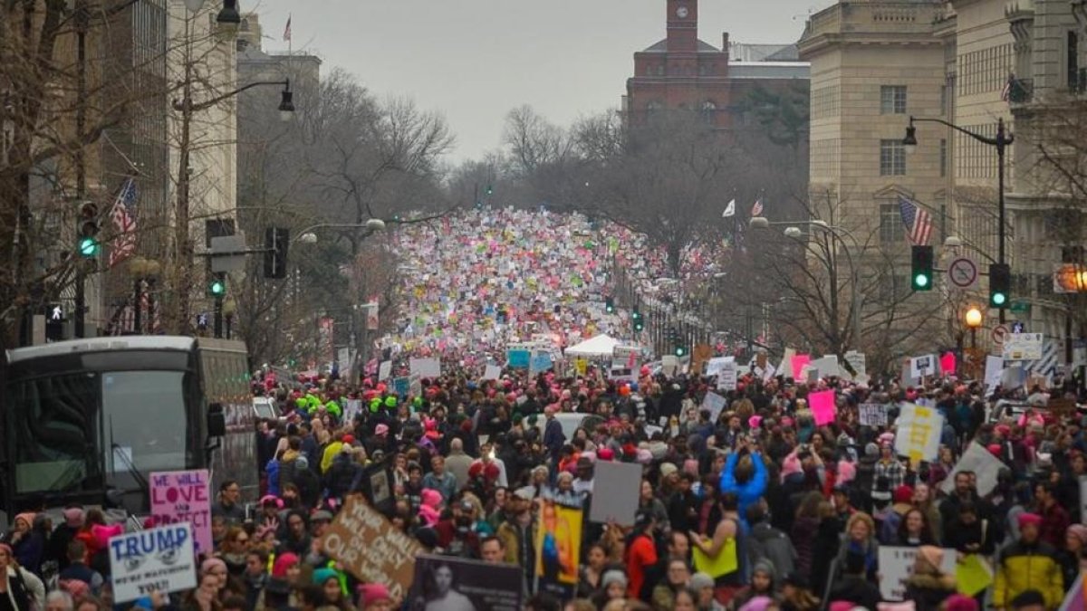 Cientos de miles de manifestantes ocupan las calles durante la Marcha de Mujeres en Washington, el 21 de enero.