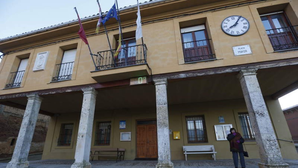 María Santos salió de casa de noche, a las siete y media, para acudir a la consulta médica y esperó a la puerta la llegada de la médica a 0º C.