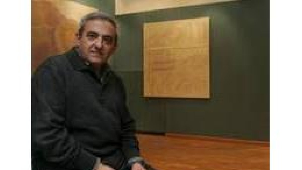 Ramón Villa posa junto a una de las obras de la exposición