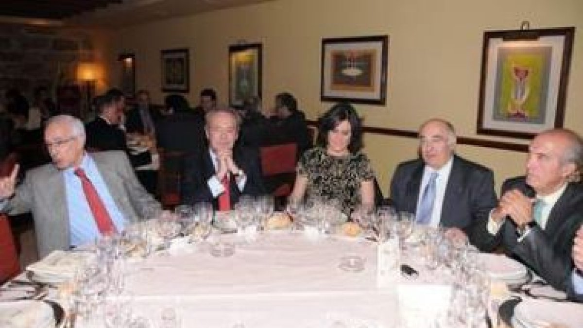 Lagartos, María Rodríguez, Manuel Lamelas y Fernández Lobato, en la cena de la Cámara.