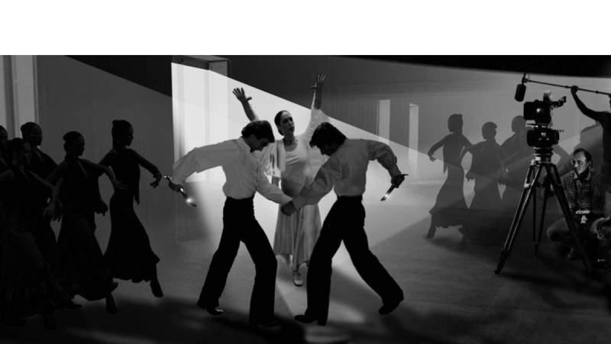 Fotograma de ‘Gades, entre paso y paso’ recreando ‘Bodas de sangre’ (1981), con Juan Antonio Jiménez, Cristina Hoyos, el ballet y Carlos Saura. WWW.ALAYSTUDIO.COM