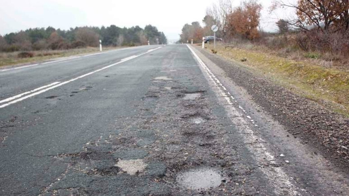 El mal estado de las carreteras requiere grandes inversiones el próximo año. DL