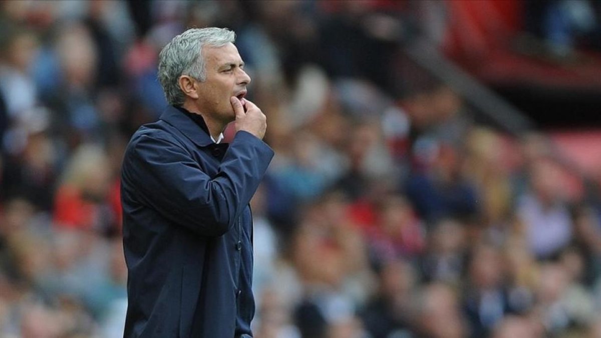 Mourinho, preocupado durante el partido con el CIty en Old Trafford.