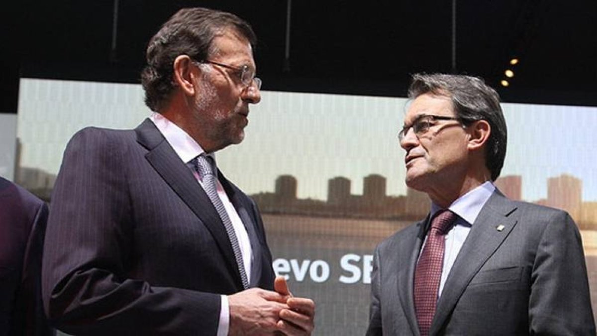Rajoy y Mas charlan durante la celebración del Saló del Automòbil, el pasado 10 de mayo.