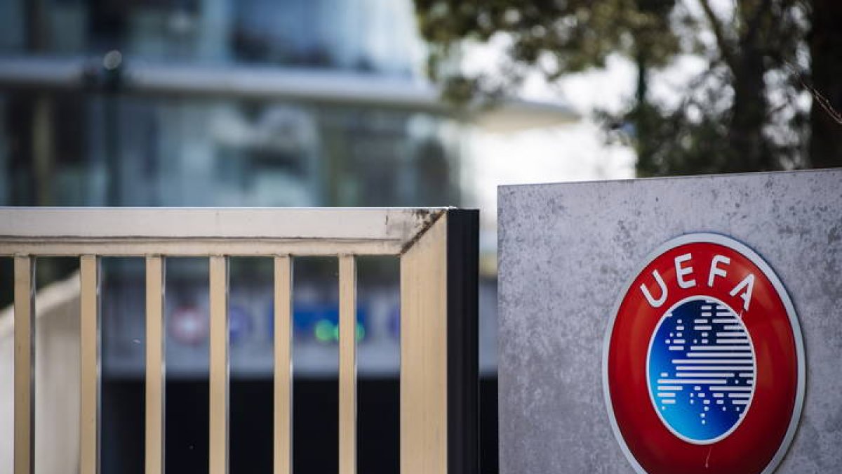 El logo de la UEFA a la puerta de las oficinas en Suiza. JEAN CHRISTOPHE BOTT