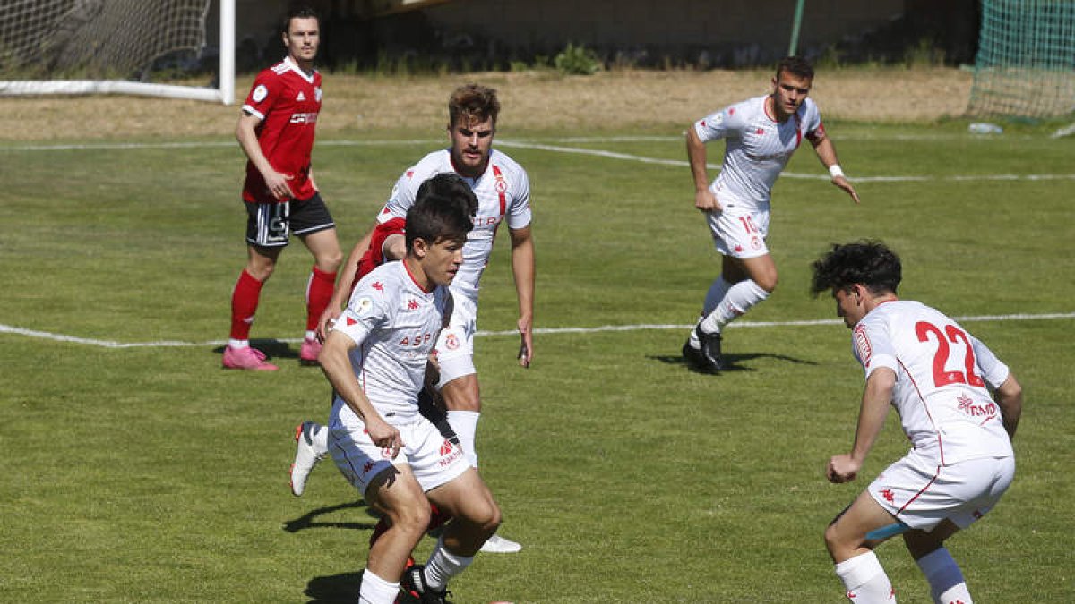 El filial blanco inicia ante el Real Ávila la lucha por el ascenso a Segunda División RFEF. FERNANDO OTERO