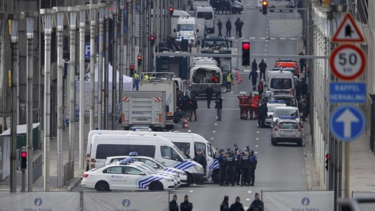 Fuerzas de seguridad y unidades de emergencia en la céntrica calle Loi de Bruselas.