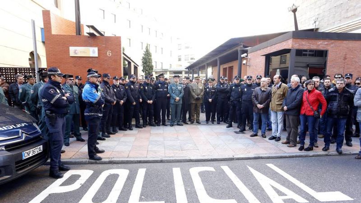 Minuto de silencio frente a la comisaría de la Policía Nacional de León en memoria de la agente Vanesa Lage, fallecida en acto de servicio en Vigo