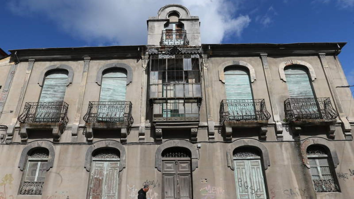 Imagen reciente de la Casa del Notario, en la calle Susana González de Bembibre. ANA F. BARREDO