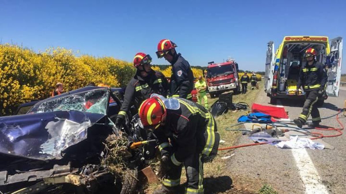 Los bomberos de León tuvieron que rescatar al conductor, aprisionado en su vehículo.