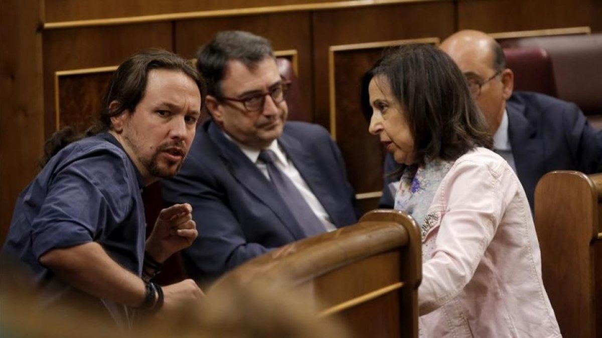 Pablo Iglesias (Podemos) conversa con Aitor Esteban (PNV) y Margarita Robles (PSOE)