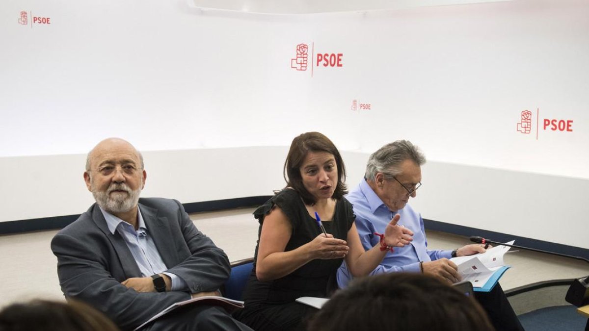 José Félix Tezanos (izquierda) en una reunión junto a Adriana Lastra y Manuel Escudero.