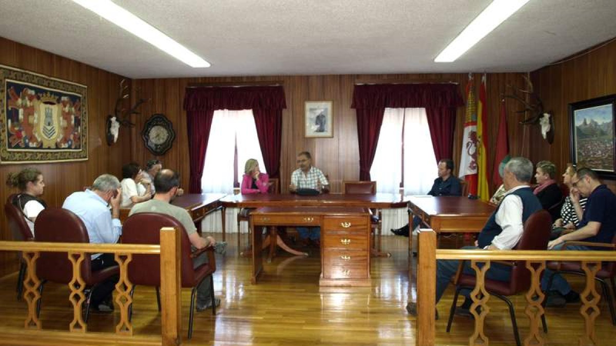 La reunión se celebró en el salón del plenos del Ayuntamiento de Riaño.